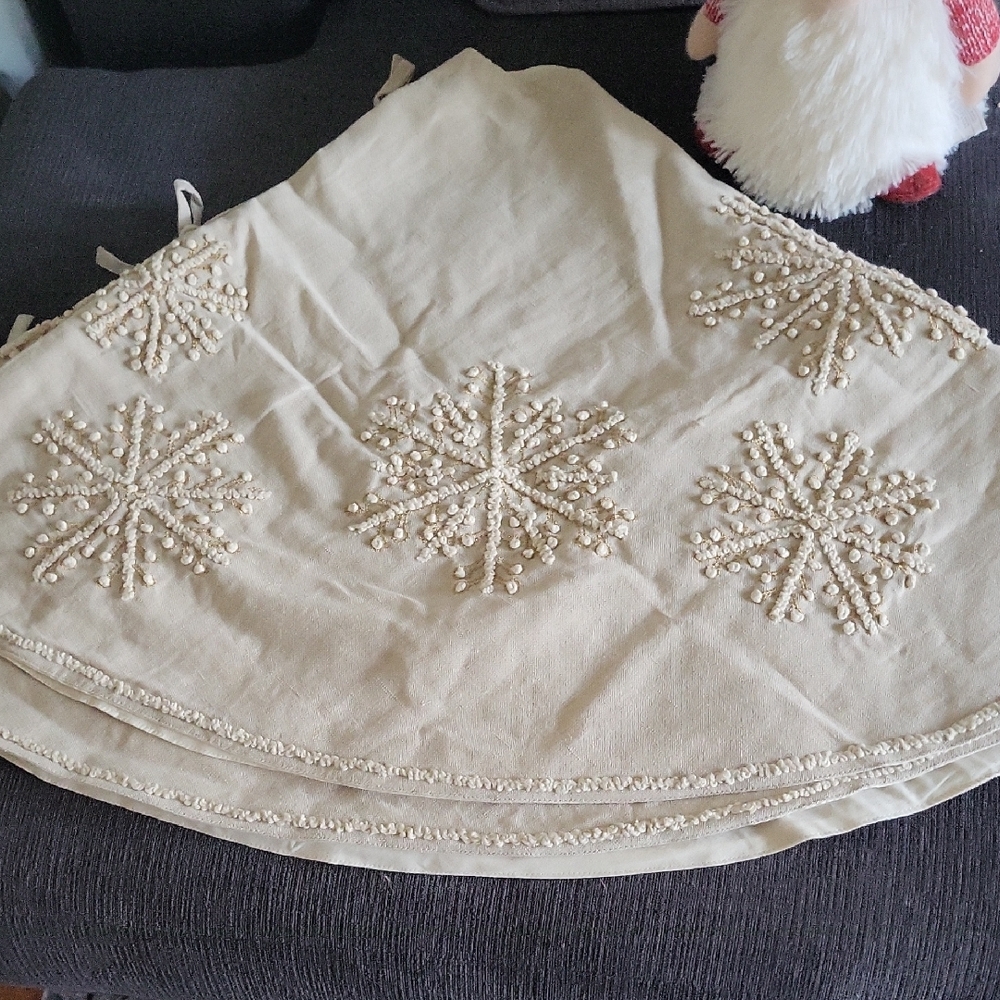 Tree Skirt with Stitched Snowflake Design NWOT